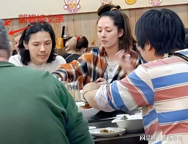 太真实！42岁郭碧婷西双版纳纯素颜被偶遇，状态两极分化引热议