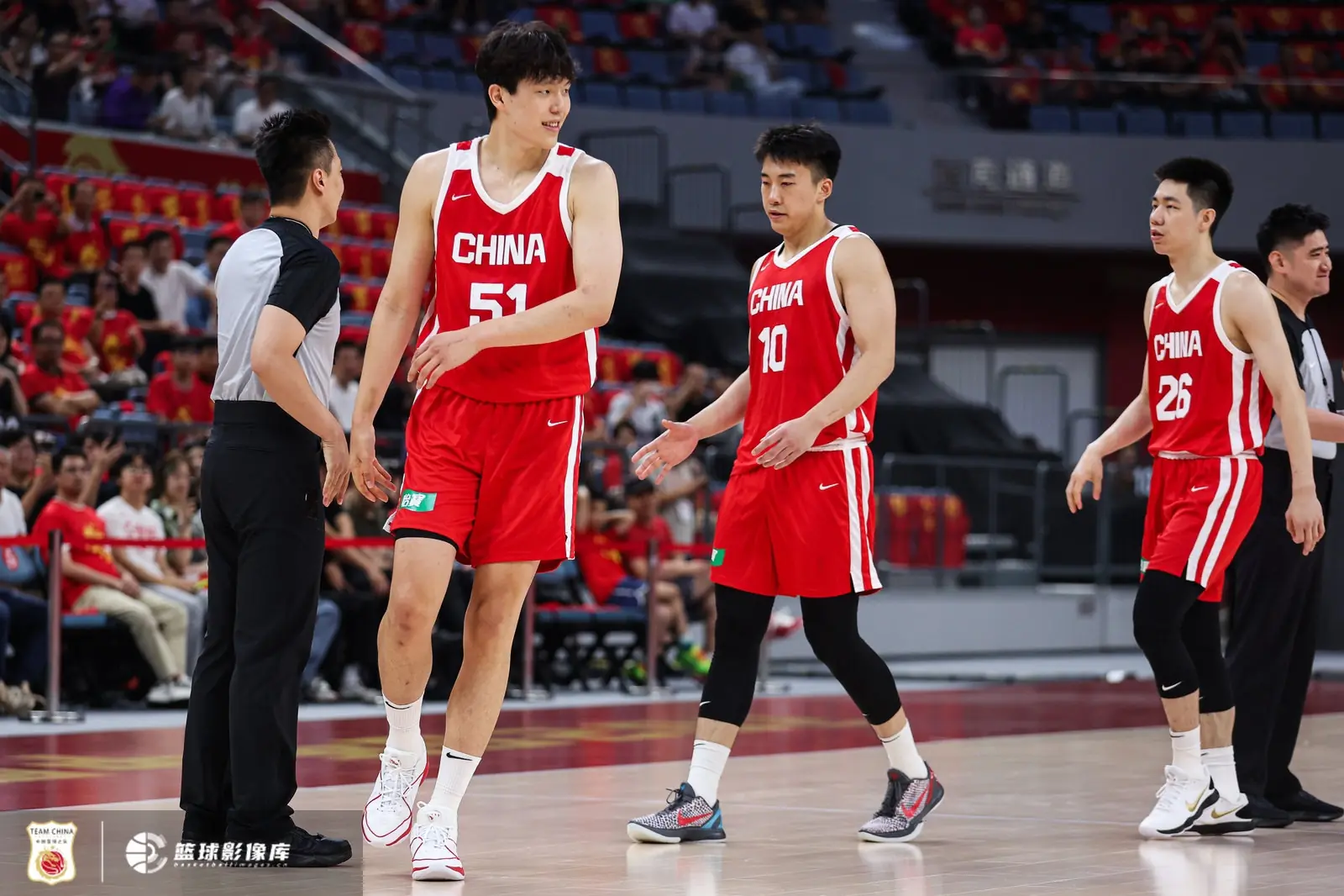 解说：中国队前场对日本是碾压 只要后卫群表现正常 赢球不在话下