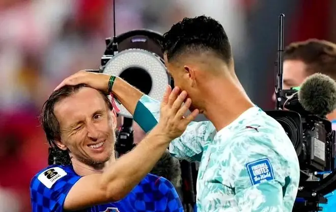 莱万转发“抢劫”论，伊布炮轰FIFA偏袒C罗！两位传奇看不下去了