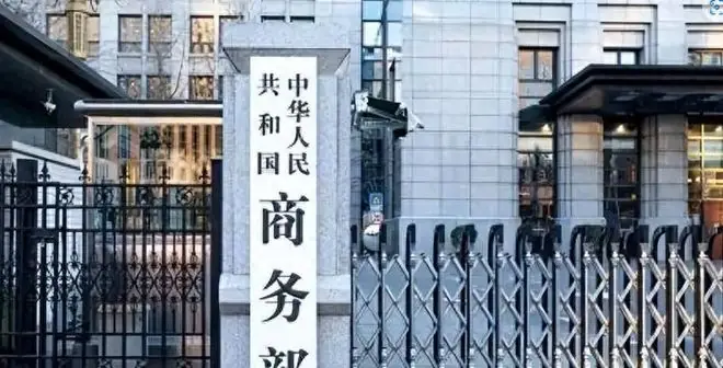 沉默一天后，中方对日再出重拳，政坛乱作一团，高市麻烦才刚开始