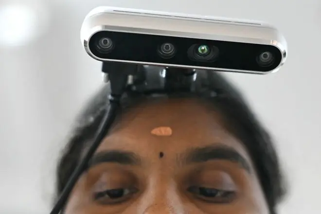 工装上的GoPro:一边缝衣服,一边亲手训练抢自己饭碗的机器人