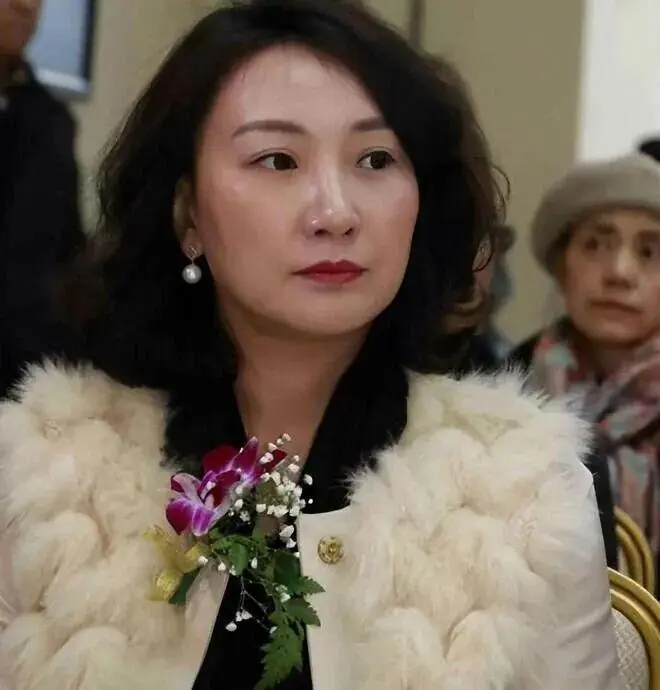 她是毛新宇二婚妻子,被邵华一眼相中,结婚26年为毛家生一儿一女