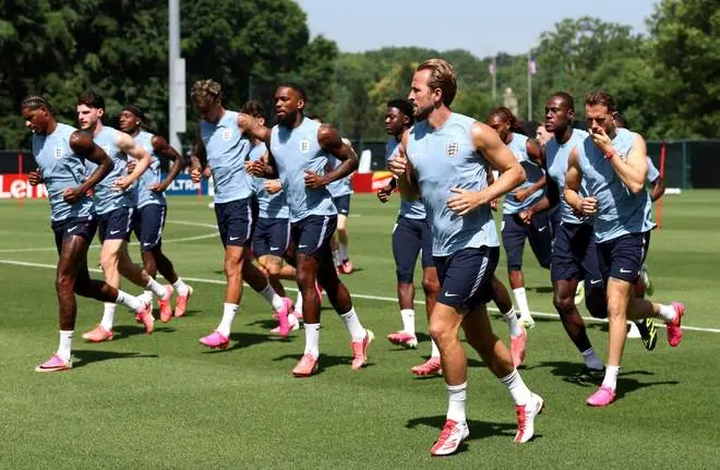 英格兰战墨西哥选人难题：斯通斯回归？右后卫谁扛？