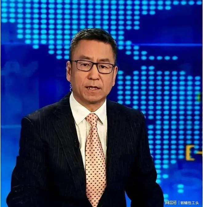 白岩松被病痛折磨，无法开口和妻子用纸条交流，57岁已满头白发