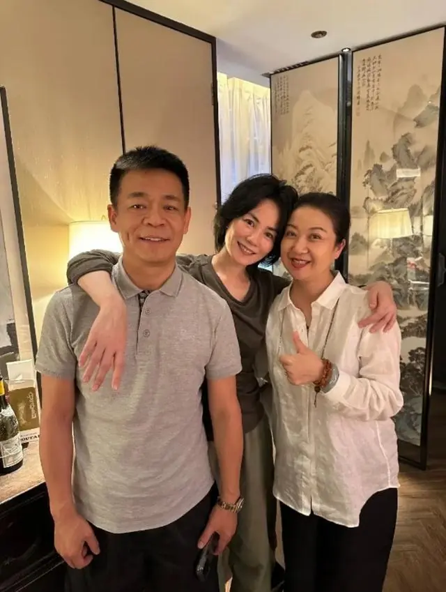 王菲《主角》聚会照曝光！素颜搭肩苟师超和气，连配角都搂着合影