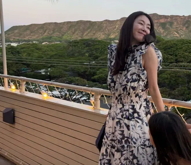 崔智友更新动态：抱着女儿合影好温馨，亲友为她庆贺生日很可开心