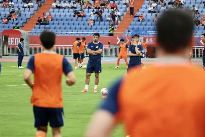 泰山队备战大连，后防线老将复出，国脚积极康复，克雷桑参加合练