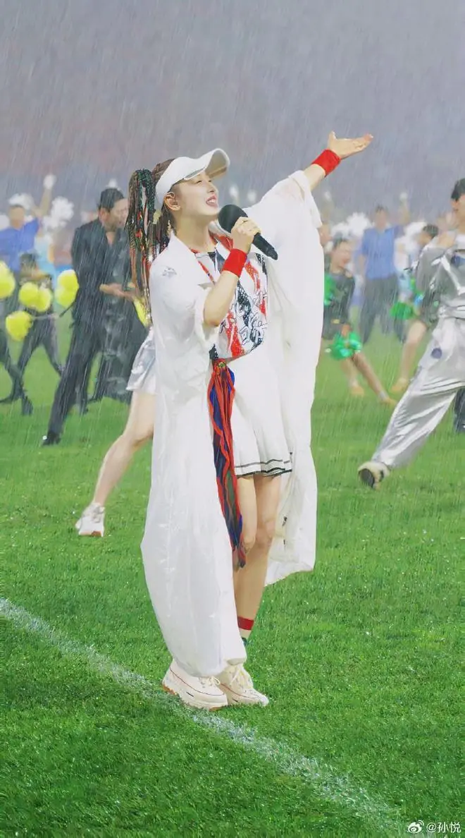 实力派不惧风雨！东北超级足球联赛上歌手孙悦冒雨演唱获好评