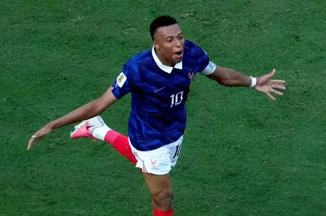 3-0！2-1！世界杯疯狂一夜！16强产生6席，姆巴佩创纪录，F组团灭