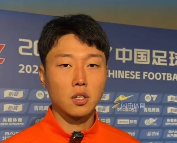 高准翼：郑铮被罚下后就完全一边倒了，感谢前场球员一直奔跑