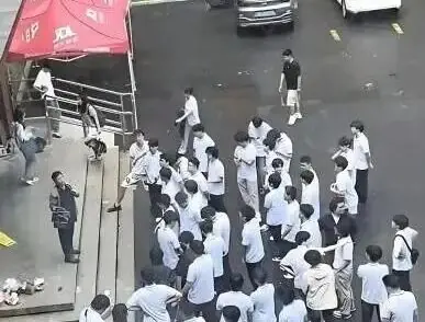 东北电力大学辅导员让男生帮忙给女生宿舍搬行李被举报谋福利：这个社会的善意是怎么被杀死的？
