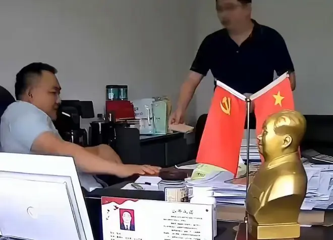 湖南一国企董事长节日收礼视频曝光被免职，弟弟回应：收了又退了