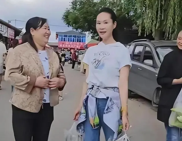 59岁的于文华卖掉北京房产，和丈夫李年搬回河北老家，住在200平自建房过田园生活