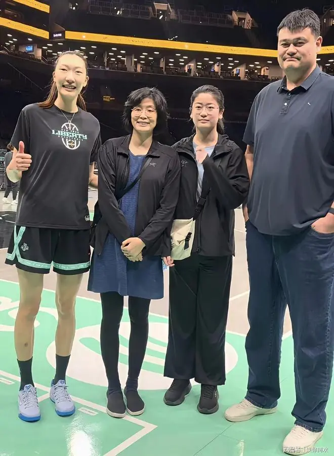 姚明全家纽约观赛，女儿身高基因惊艳众人