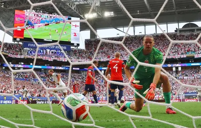 FIFA“无接触”结论遭炮轰：前英超球星怒斥 难道我们是白痴？
