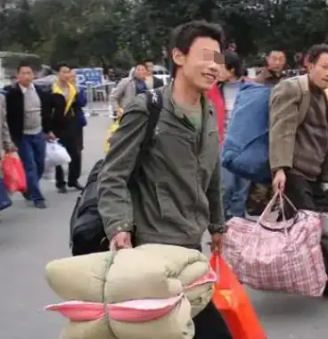 儿子打工9年寄回180万，母亲却说没见到钱，查看监控却震惊在原地