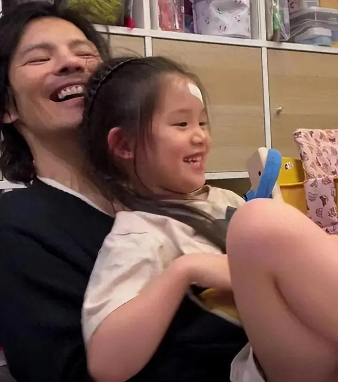 向佐6岁女儿太会长！相貌似混血儿像奶奶，出生即巅峰是全家团宠