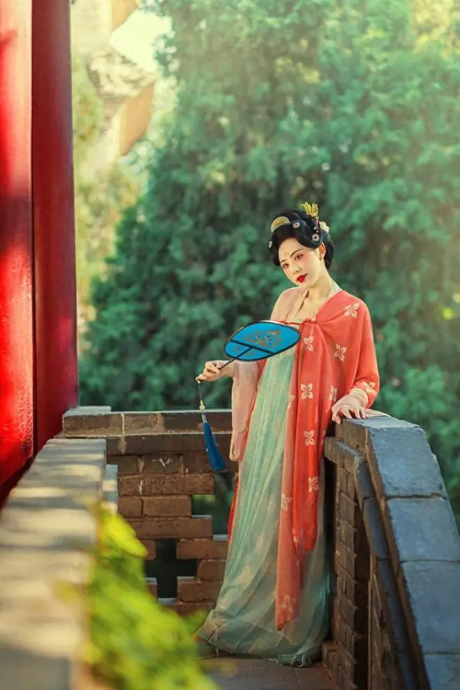 才女征婚出上联：蚕为天下虫，书生对出绝妙下联让才女心动不已！