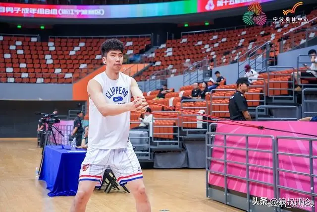 媒体人：余嘉豪出去一年就回来 这种留洋没有太大的意义