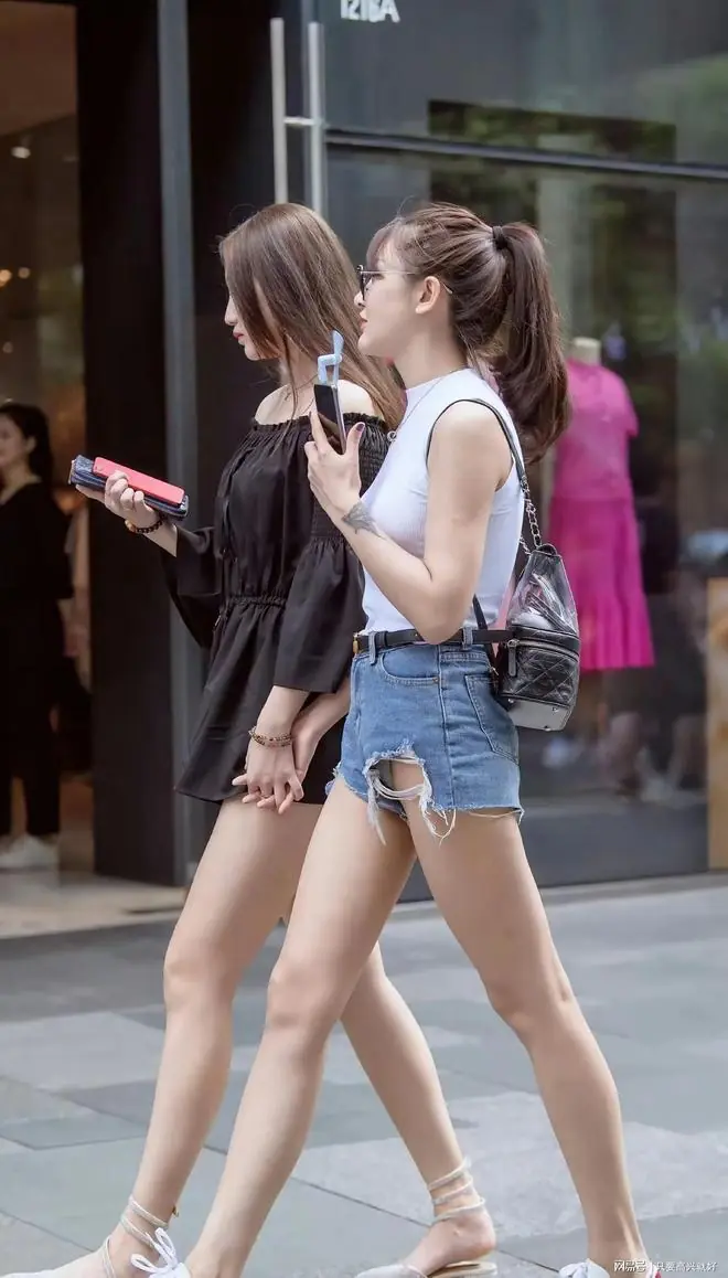 黑白反差闺蜜街拍｜两种熟女人妻穿搭，精准勾勒饱满曲线
