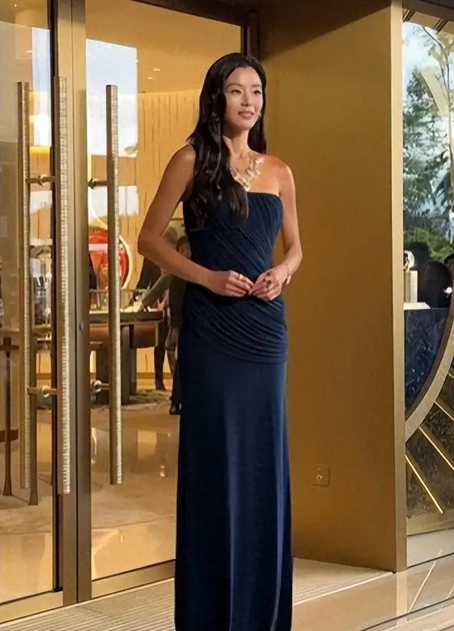 44岁全智贤现身香港伯爵晚宴，斗鸡眼愈发严重，脖子前倾胳膊黝黑