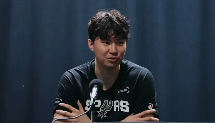 李贤重：我希望成为像克莱一样的球员 我的罚球节奏就是模仿他的