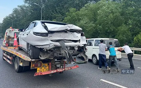 日本记者被中国效率震惊，追尾事故竟然一个小时就处理完了，日本邮寄要10天