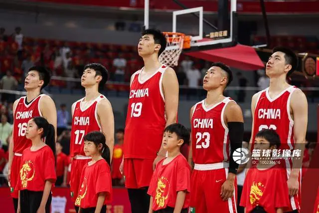 男篮最可怜国手！2米26徐昕坐穿板凳两场仅打28秒，请假暂别冲NBA