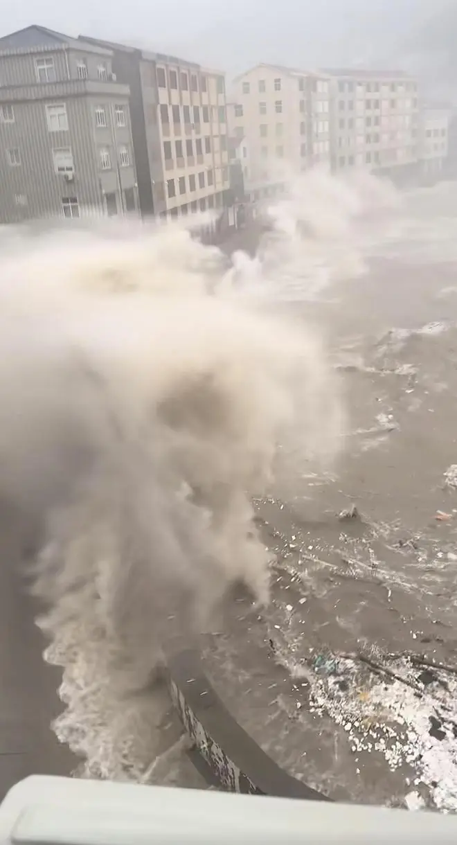 台风“巴威”两次登陆浙江，有海边居民称巨浪达4层楼高，京沪、沪蓉等多趟列车临时停运