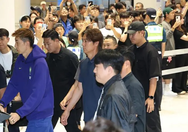 “把年薪吐出来”，已辞职的韩国队前主帅洪明甫凌晨抵韩仍没逃过球迷声讨，韩足协主席在机场还被扔口香糖