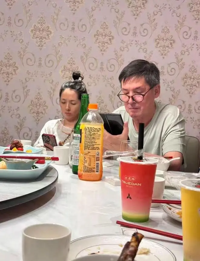 郭碧婷爸爸迎70大寿,向佐现身为其庆生,状态很好看起来像50多岁