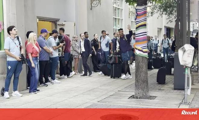 C罗抵达下榻酒店，下车后向现场众人挥手致意