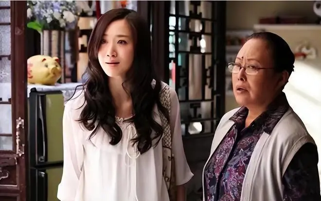 新婚之夜，68岁大爷发现大妈脚踝系了红绳，瞬间后悔：我吃大亏了