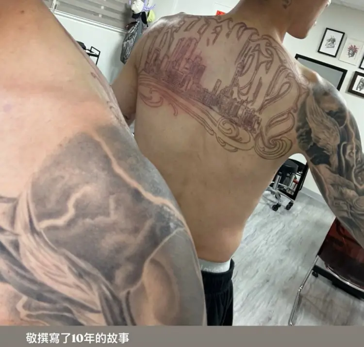 敬撰写了10年的故事！刘铮晒后背上海天际线新纹身！