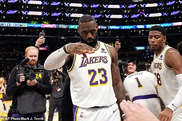 41岁勒布朗·詹姆斯官宣离开NBA湖人队,惹争议,球迷为布朗尼担忧