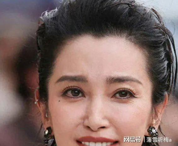 巴黎时装周，笑得比哭还难看的李冰冰，输给了满脸褶子的陈法拉