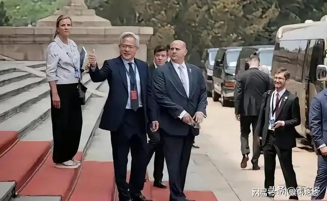 太提气了！走出人民大会堂的那一刻，他的手势说明一切