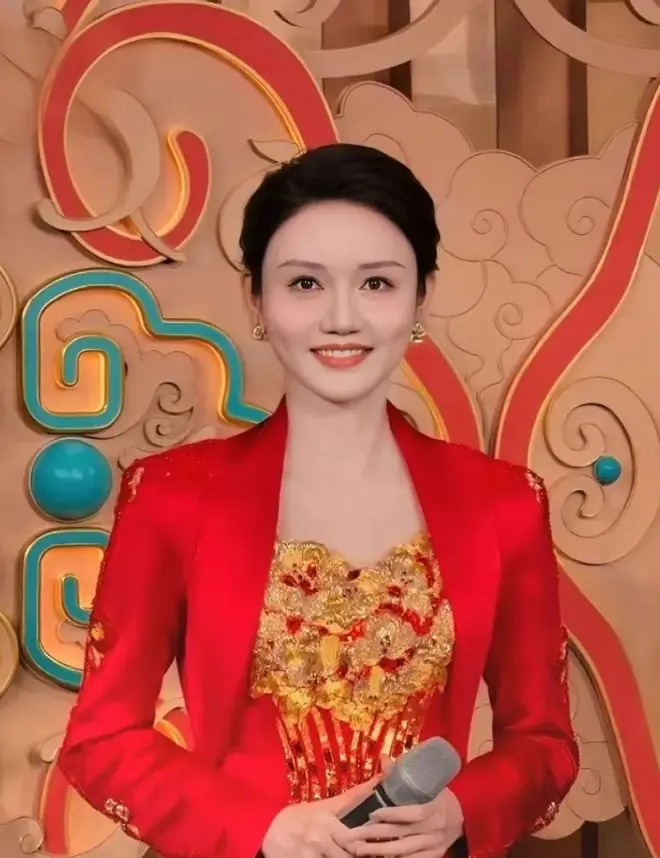 央视主持人龙洋:已经主持了五届春晚、不谈恋爱她说“不将就”