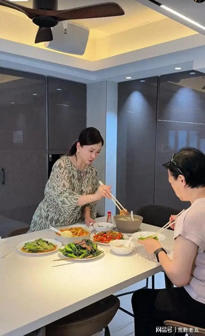 香港女星因误会与姐姐不联系十年，如今冰释前嫌，家人永远是后盾