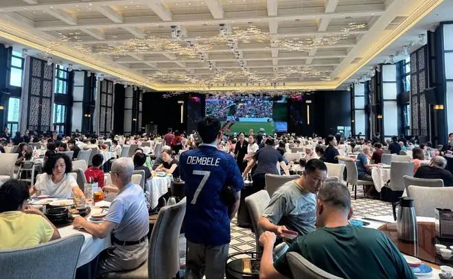 追光｜哨声一响，广东人把早茶店吃成观赛席