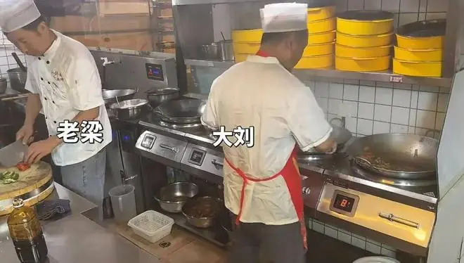 厨师忘关油锅致餐馆失火严重受损，写下“每月扣3000元工资直到赔清为止”欠条被老板撕掉：意外谁也不想发生，好好干一起面对未来