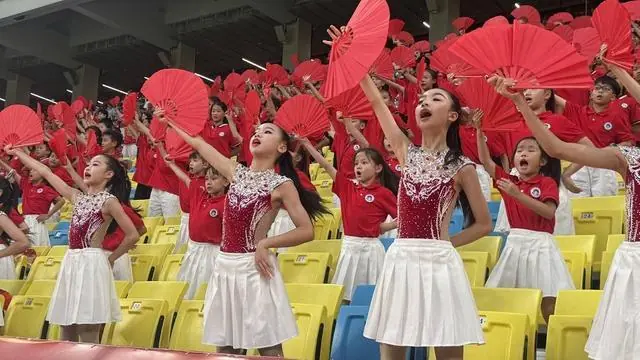成都蓉城回归主场 公益看台青春律动