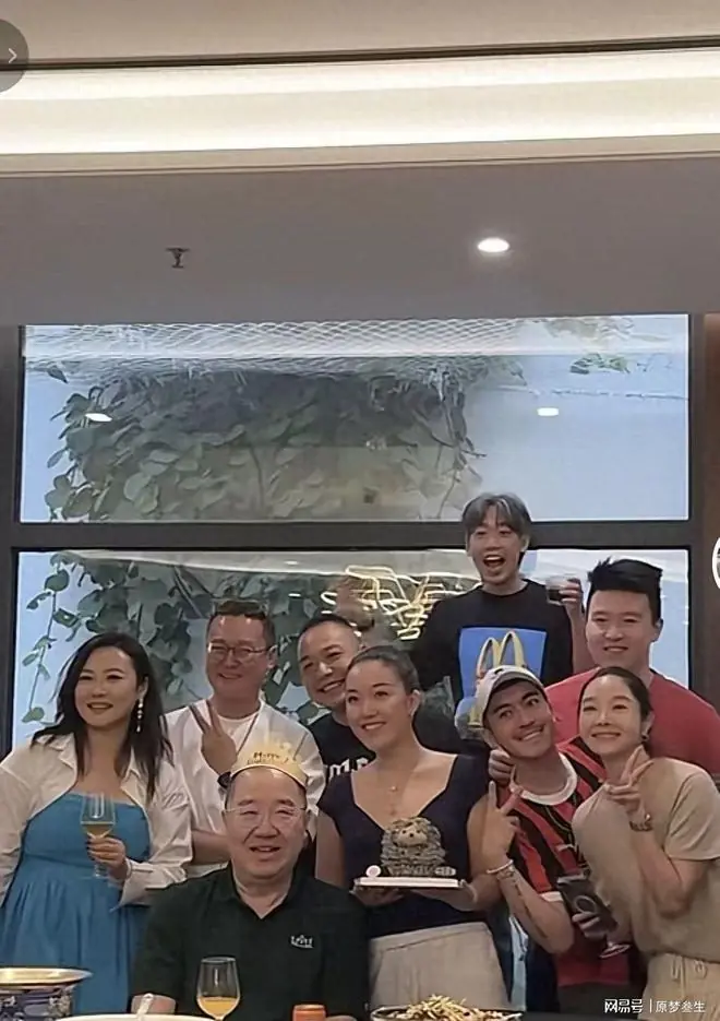 英达一家四口新露面！梁欢容貌大变，电了头发，英如镝兄妹发胖了