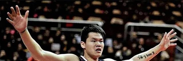杜锋离任让广东宏远男篮董事长陈海涛难舍难分，他一家感情深厚，背后故事引人深思