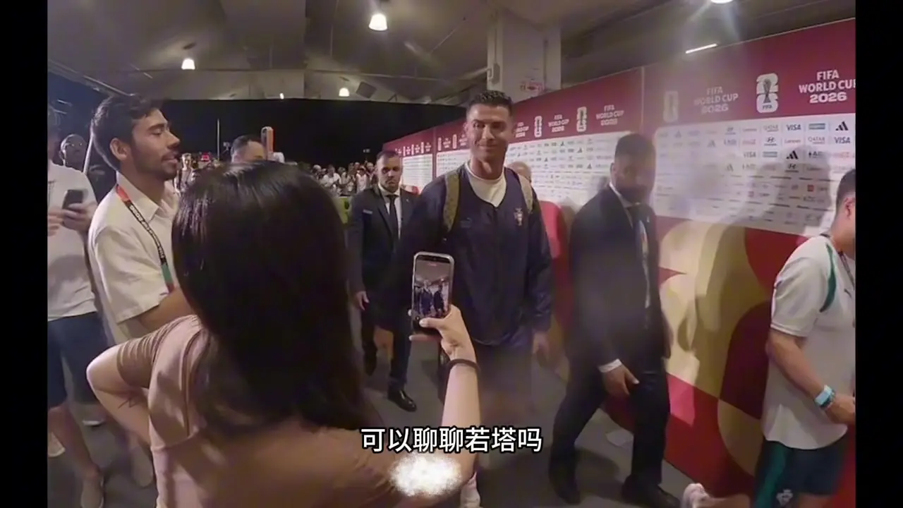 中国女记者赛后询问能否谈一谈若塔，C罗笑着抚摸了一下她的脸