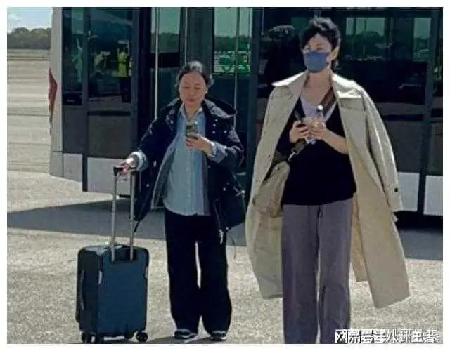 谢霆锋喜当爹？57岁王菲现身机场，穿着宽松肚大如球疑怀孕3个月