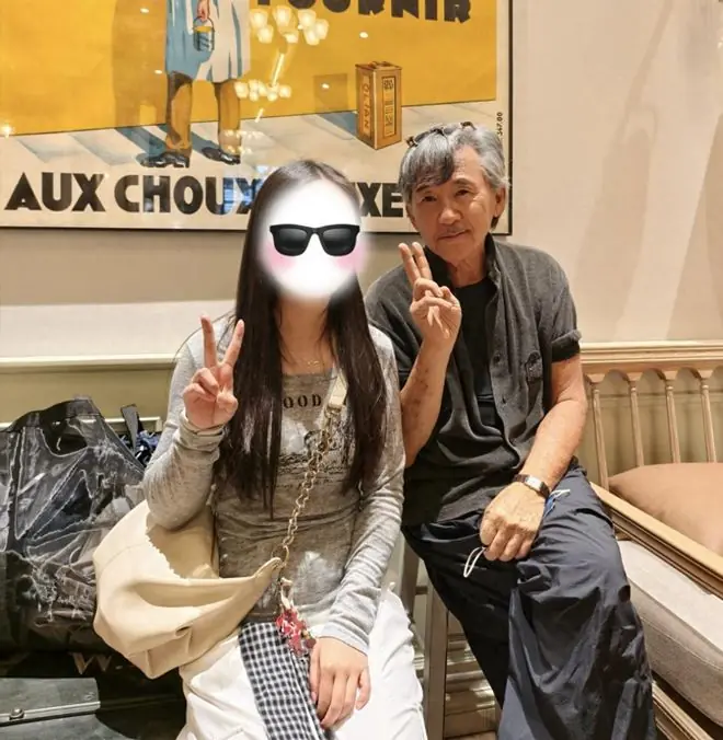 79岁林子祥和老婆上海购物，叶蒨文打扮贵气，脖子上挂着几串珍珠