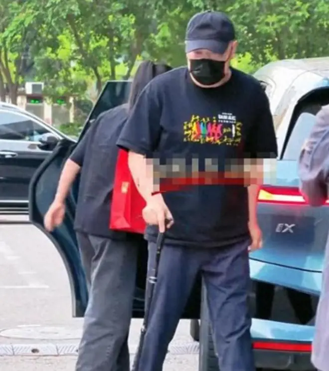 长子不认他，次子卖球杆，妻子感情不和，66岁英达还拄着拐杖度日