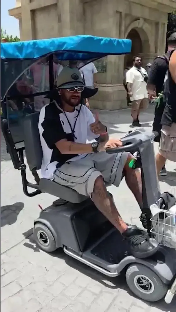 出局后首次露面！内马尔现身奥兰多环球影城，骑电动车和粉丝互动