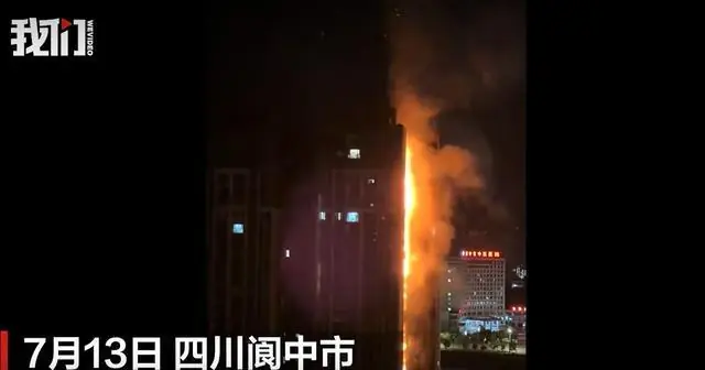 四川阆中一居民楼突发大火，明火从外墙底层一直蔓延到顶层，现场火星飞溅，社区：明火已被扑灭，未造成伤亡，起火的是在厨房外墙一侧
